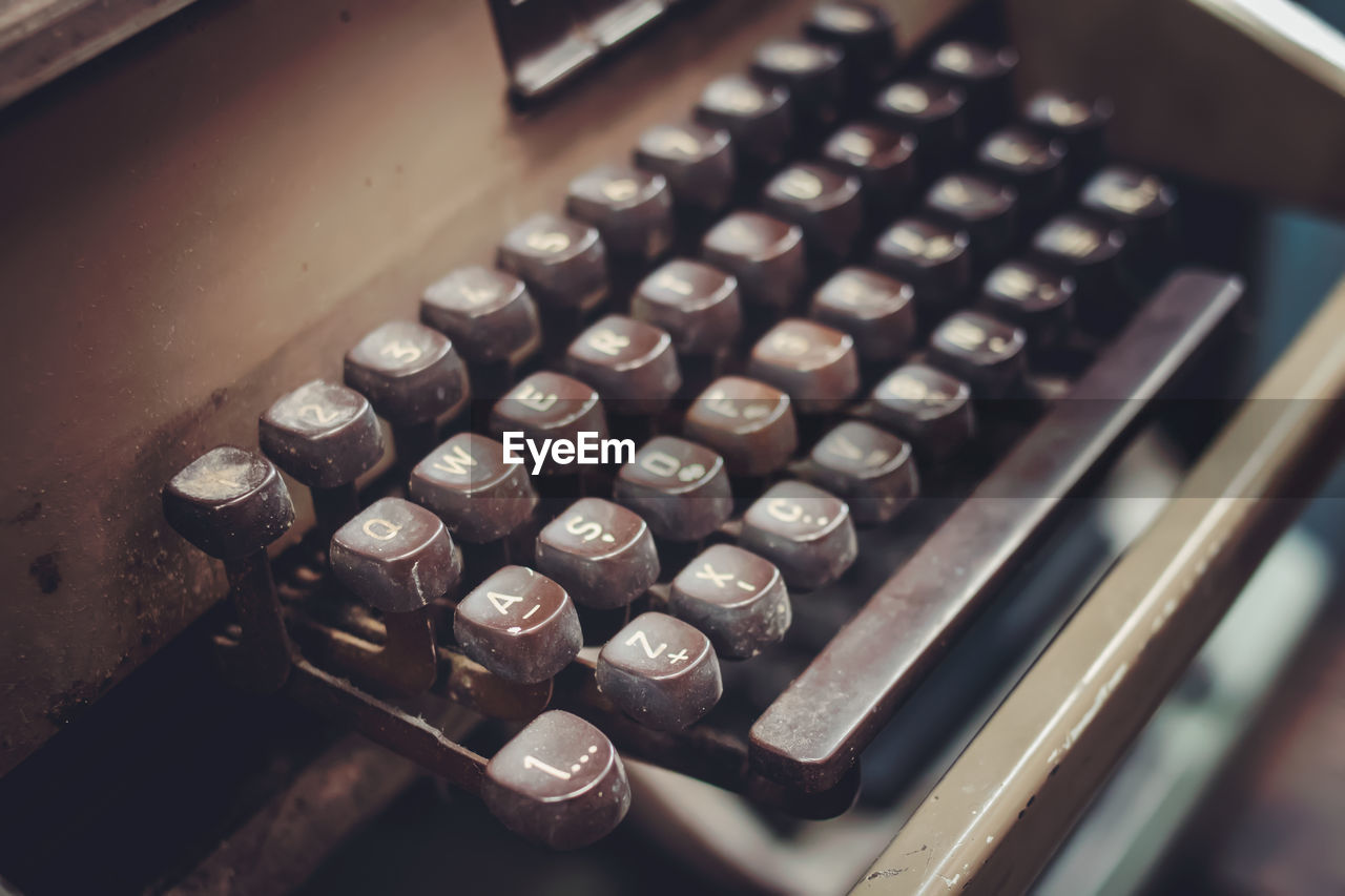 HIGH ANGLE VIEW OF TYPEWRITER IN KITCHEN