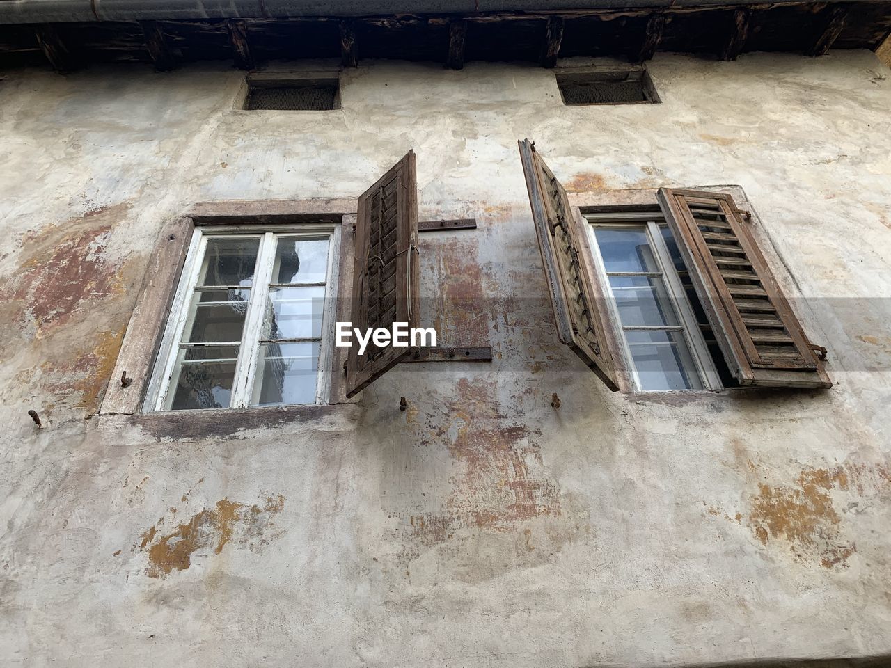 LOW ANGLE VIEW OF WINDOW ON OLD BUILDING