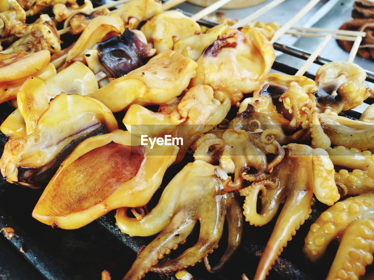 HIGH ANGLE VIEW OF SEAFOOD ON PLATE