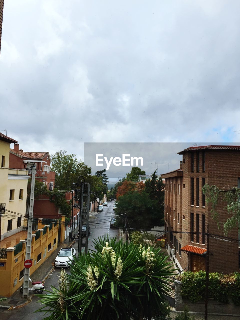 VIEW OF BUILDINGS AGAINST CLOUDY SKY