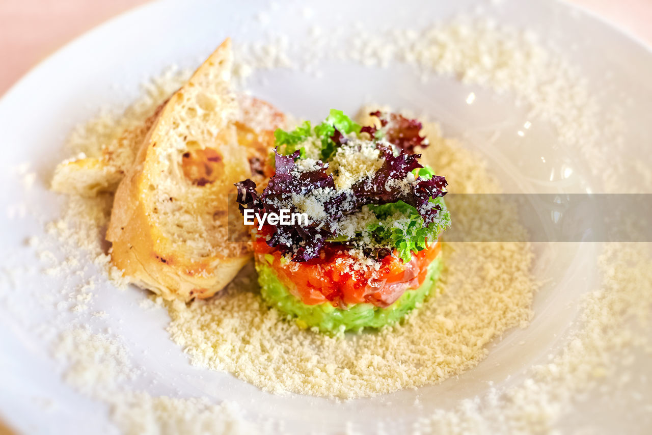 HIGH ANGLE VIEW OF DESSERT IN PLATE