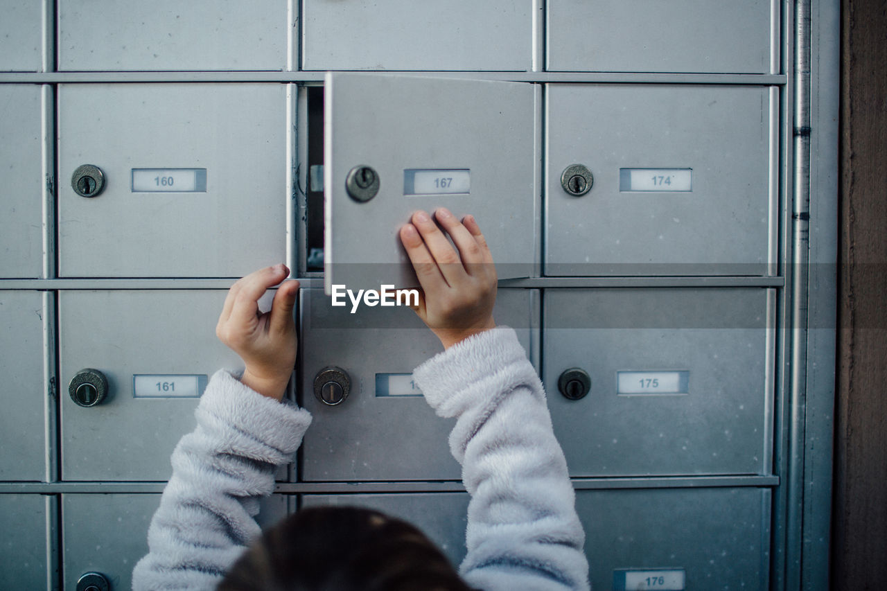 Child opens unlocked door to cluster mailbox unit