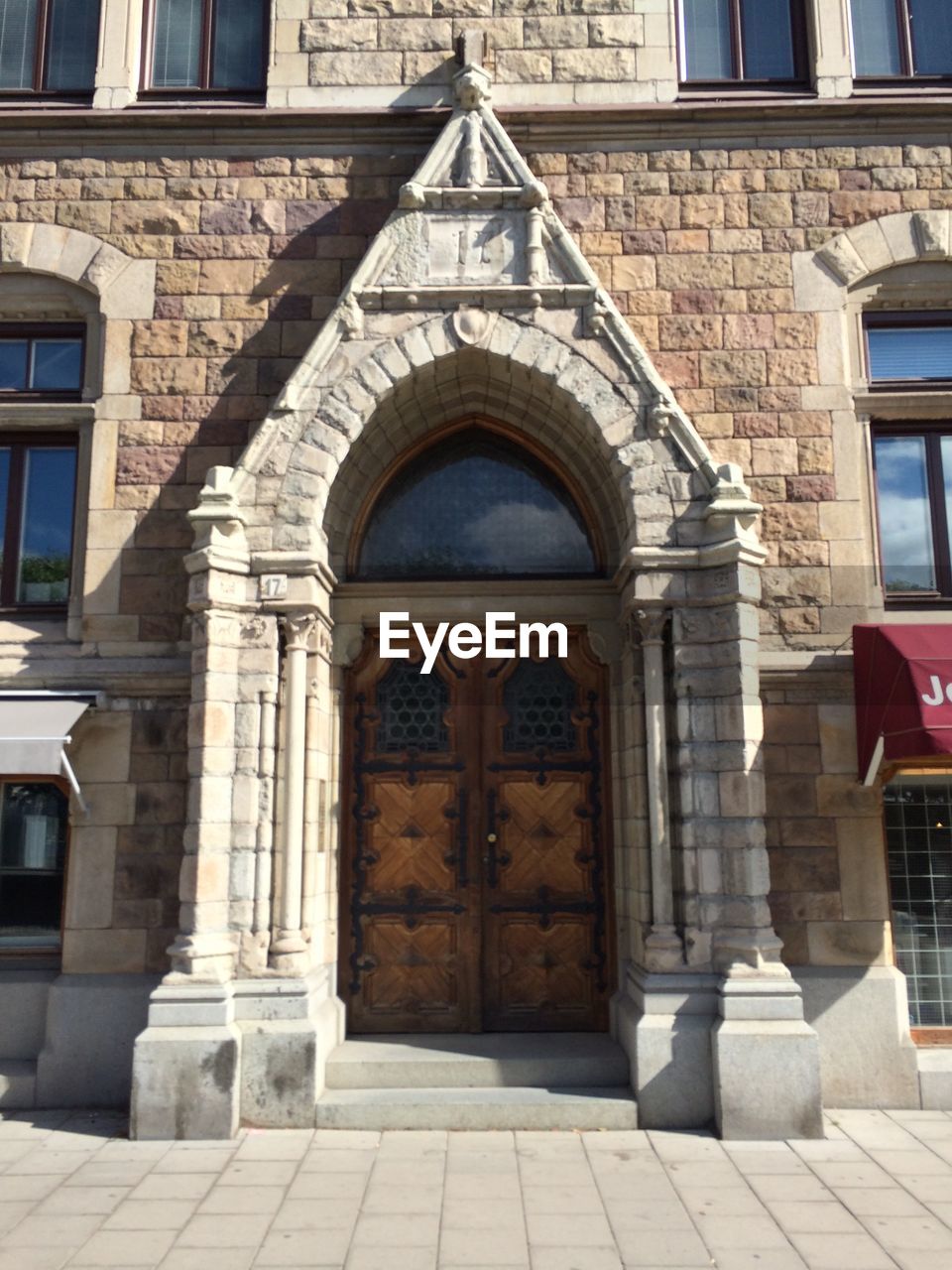 LOW ANGLE VIEW OF HISTORICAL BUILDING