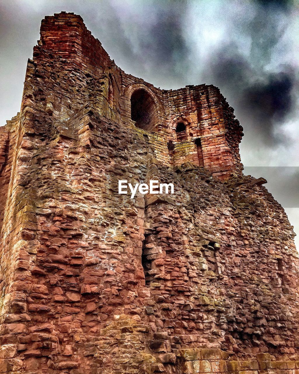 LOW ANGLE VIEW OF OLD RUINS