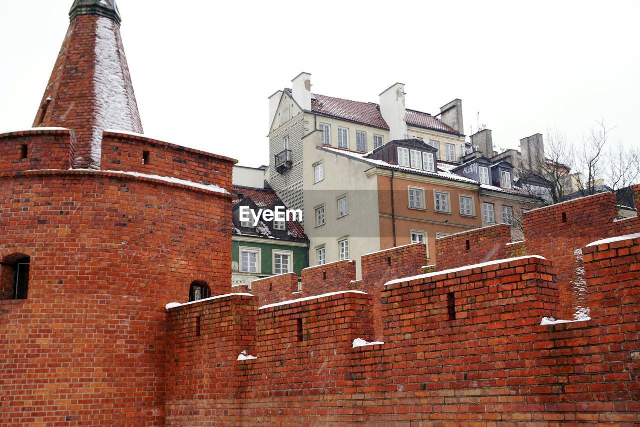 LOW ANGLE VIEW OF RESIDENTIAL BUILDING AGAINST SKY