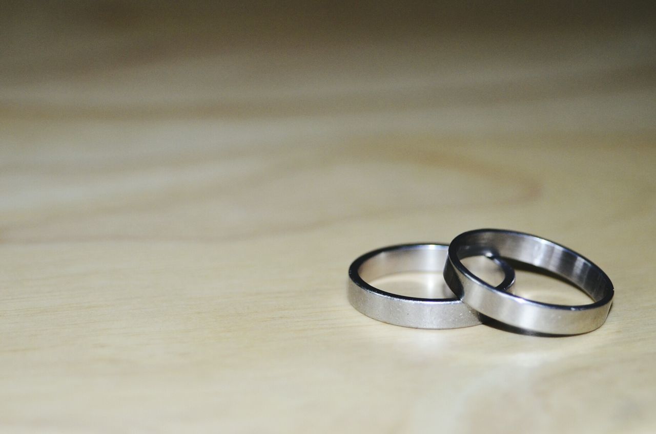 CLOSE-UP OF WEDDING RINGS
