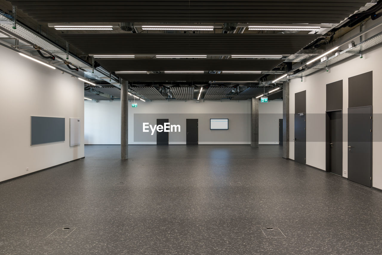 EMPTY CORRIDOR IN MODERN BUILDING