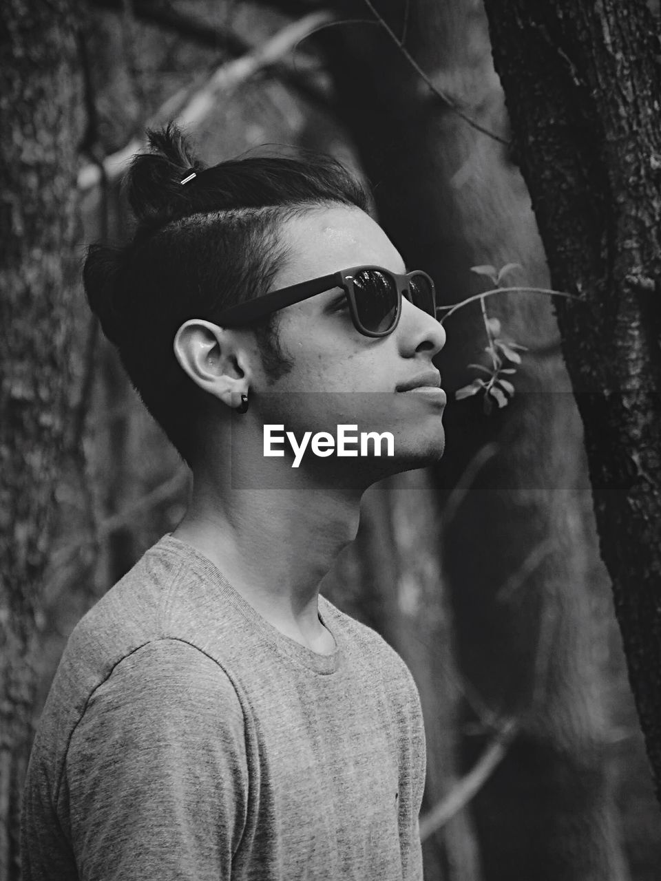 Side view of young man wearing sunglasses outdoors