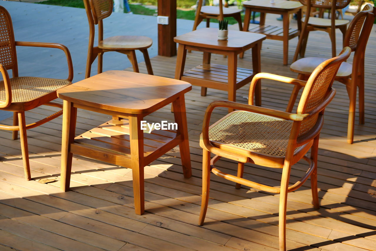 EMPTY CHAIRS AND TABLES IN CAFE