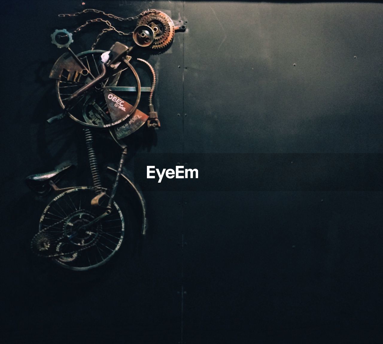 CLOSE-UP OF BICYCLE WHEEL WITH LIGHT