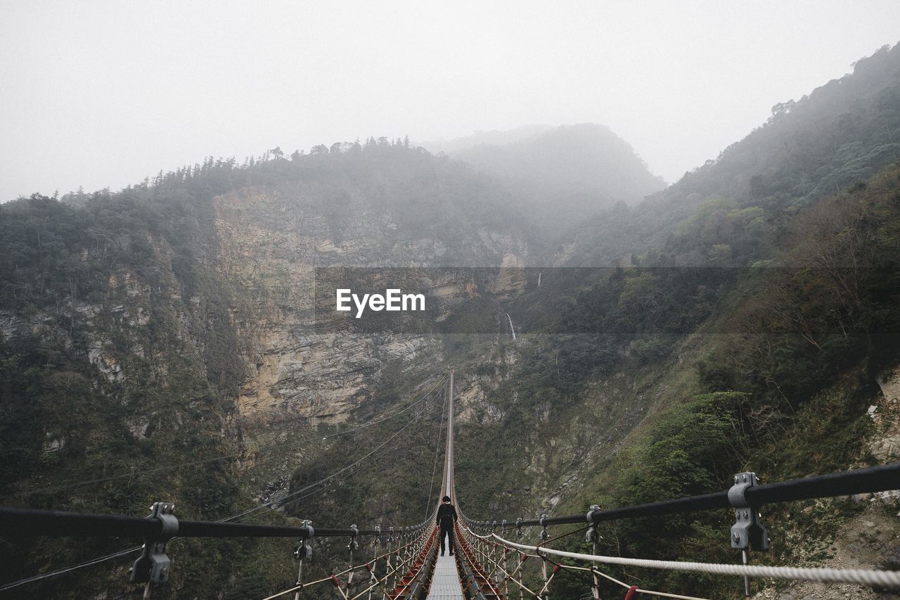 BRIDGE OVER RIVER AGAINST SKY