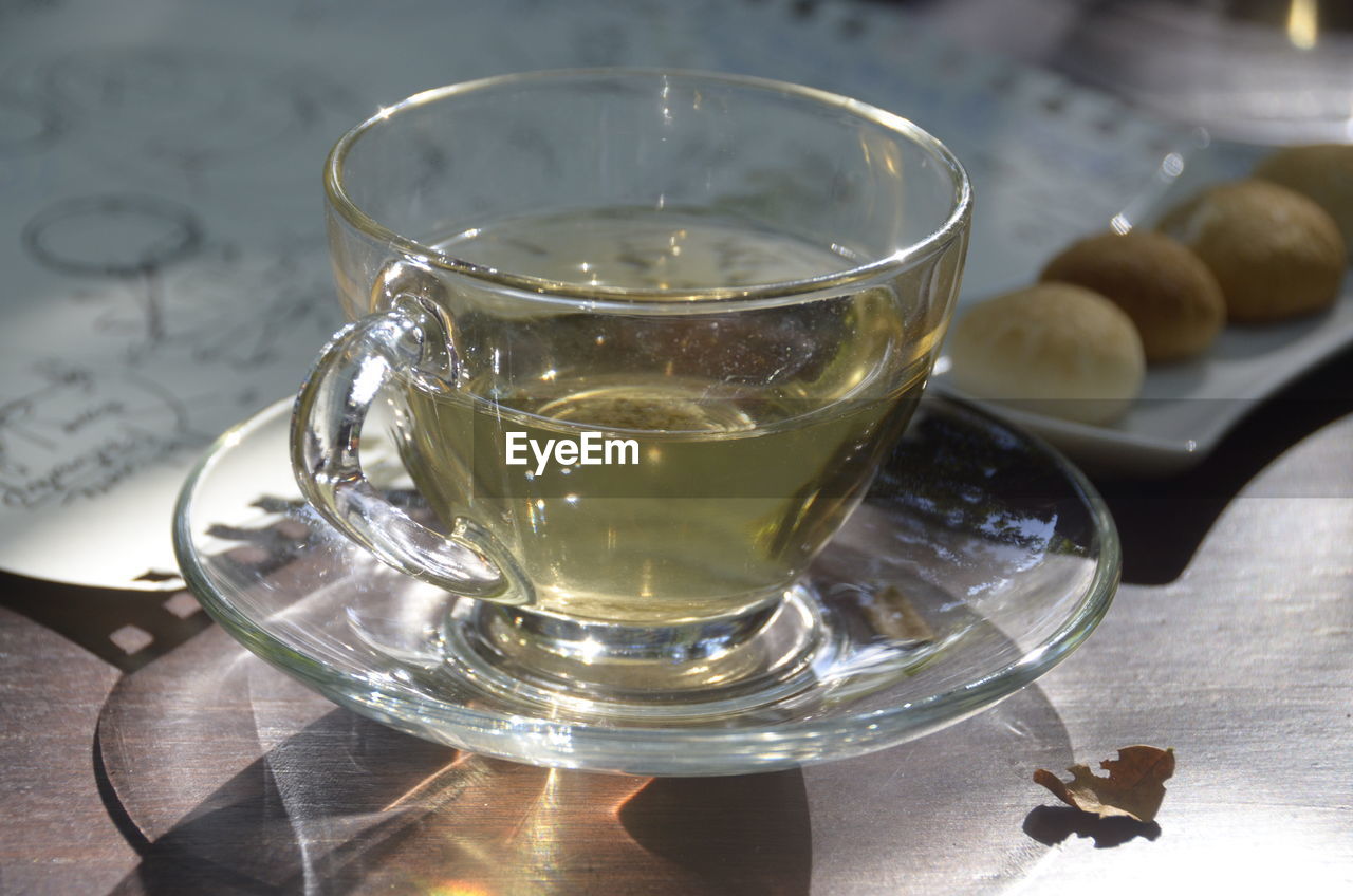 CLOSE-UP OF TEA IN GLASS