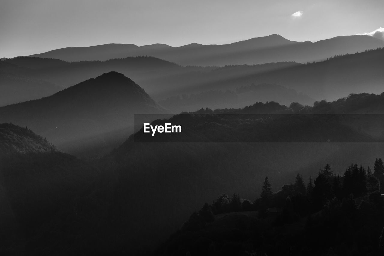 SCENIC VIEW OF SILHOUETTE MOUNTAINS AGAINST SKY DURING FOGGY WEATHER