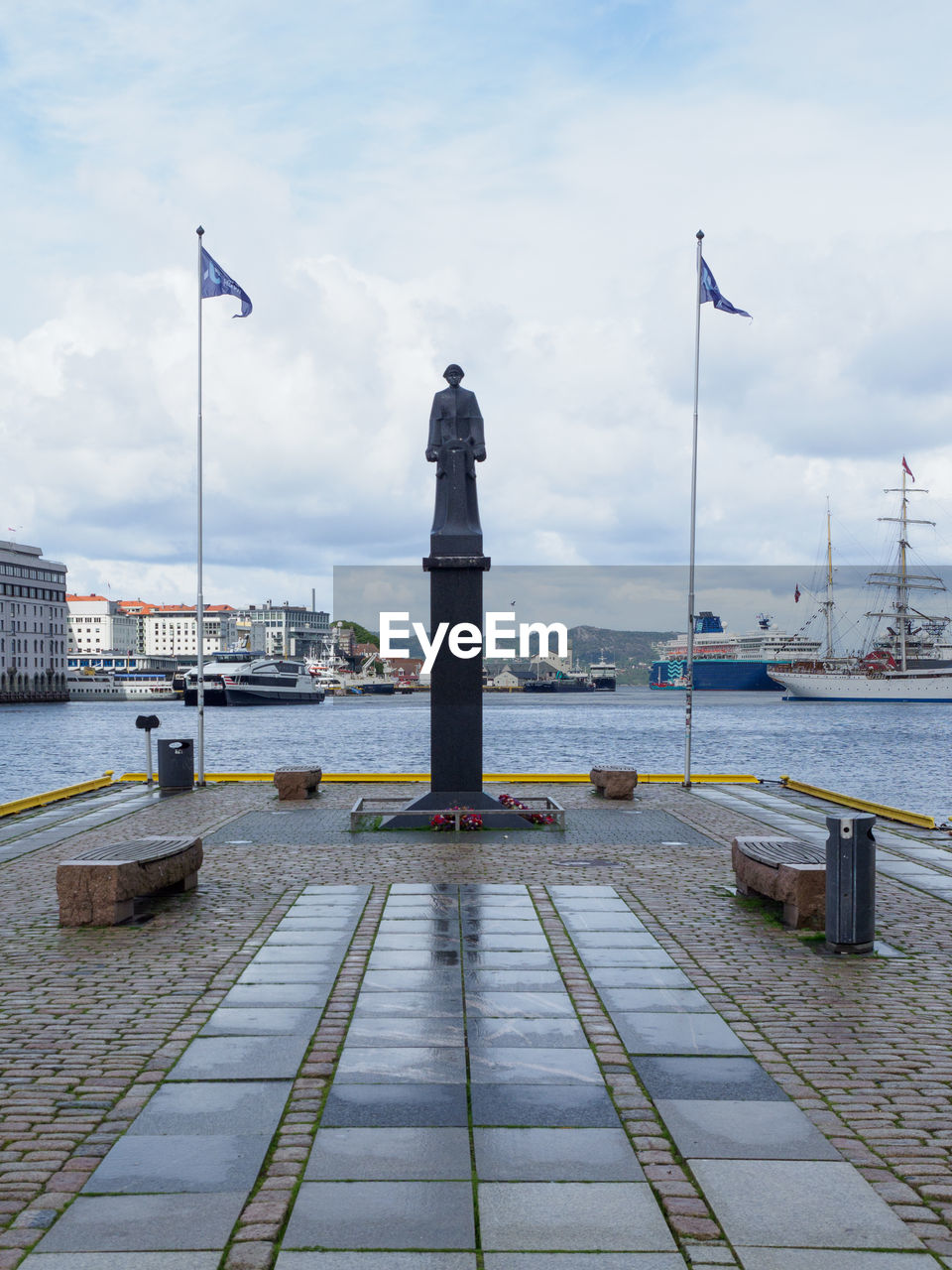Bergen harbour statue