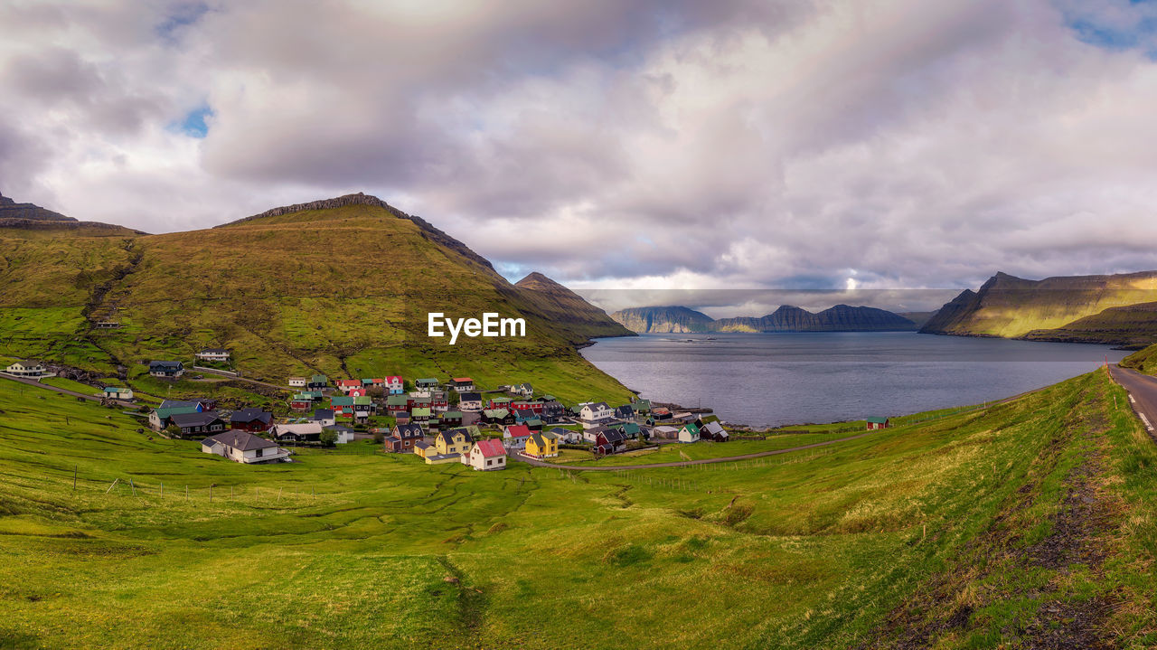 PANORAMIC VIEW OF GREEN LANDSCAPE AGAINST SKY