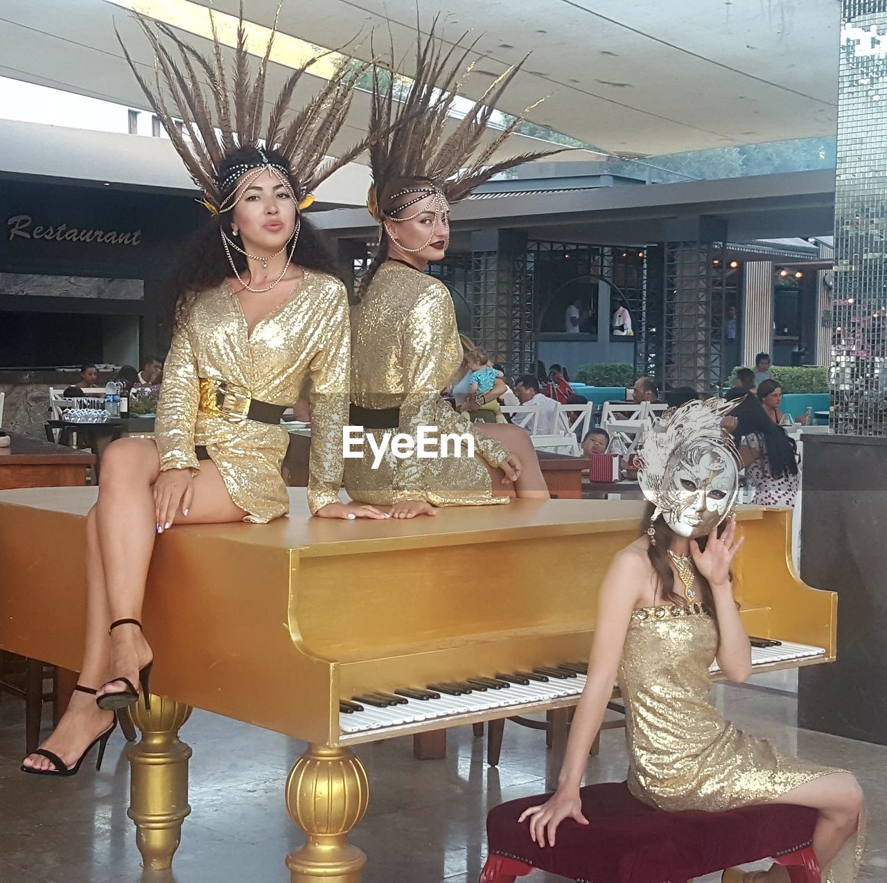 PORTRAIT OF SMILING WOMAN SITTING ON CHAIR IN SHOPPING MALL