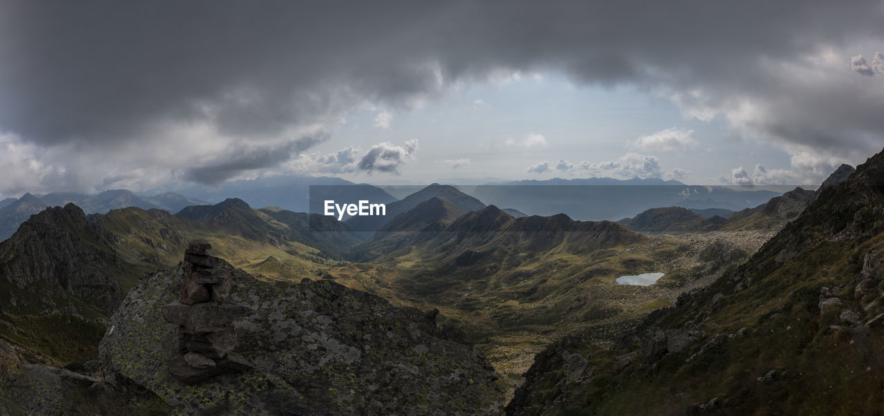 PANORAMIC VIEW OF MOUNTAIN RANGE AGAINST SKY