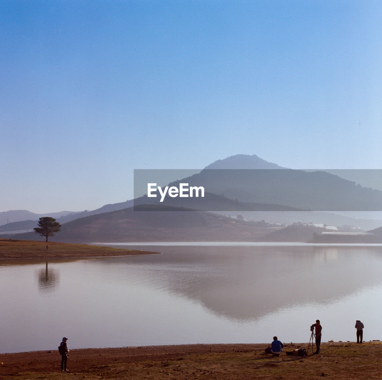 SCENIC VIEW OF LAKE BY MOUNTAIN AGAINST SKY