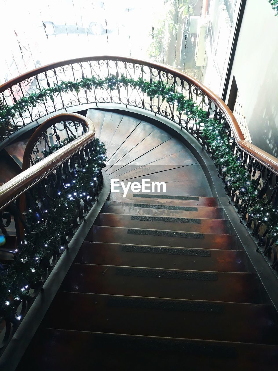 HIGH ANGLE VIEW OF STAIRCASE IN MODERN BUILDING