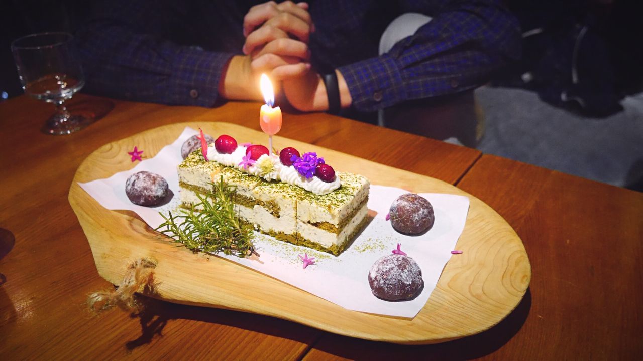 HIGH ANGLE VIEW OF HAND HOLDING ICE CREAM WITH CAKE