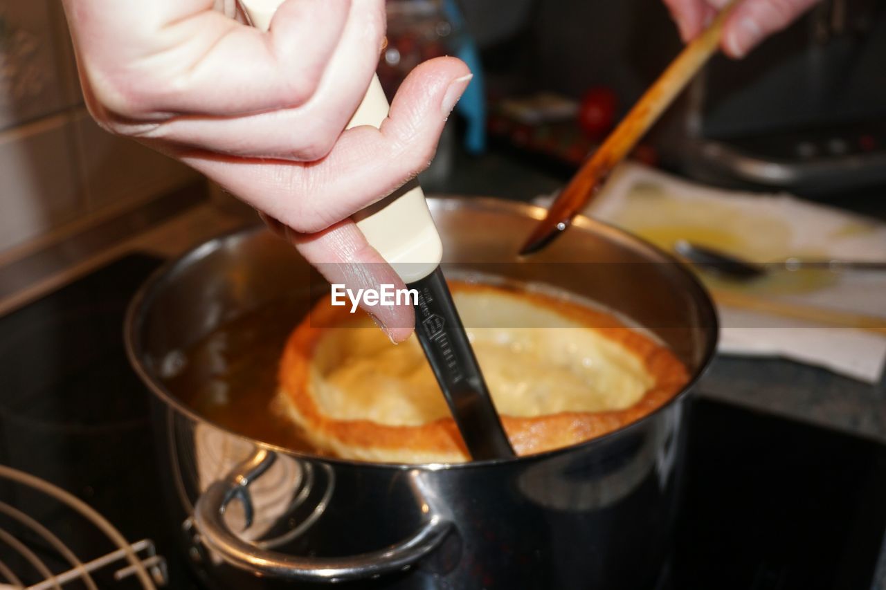 CROPPED IMAGE OF PERSON PREPARING FOOD ON TABLE