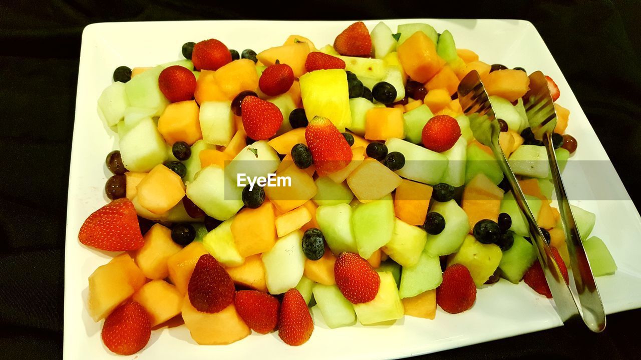 CLOSE-UP OF FRUIT SALAD IN BOWL