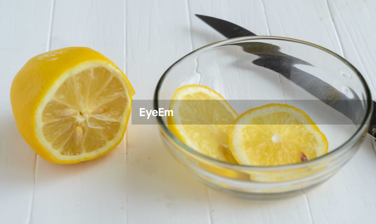 HIGH ANGLE VIEW OF LEMON ON TABLE