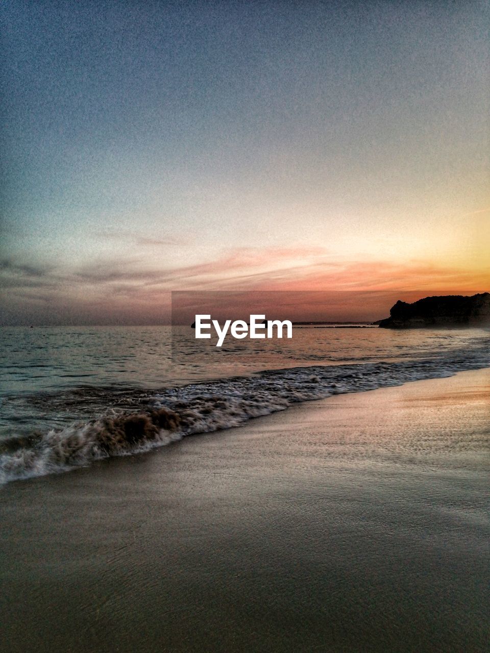 SCENIC VIEW OF SEA AGAINST CLEAR SKY DURING SUNSET