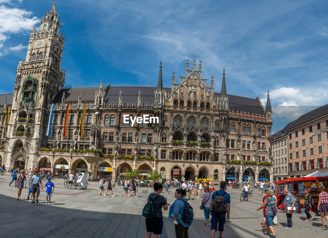 GROUP OF PEOPLE IN FRONT OF HISTORIC BUILDING