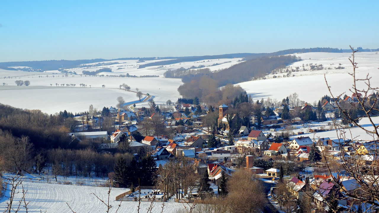 PANORAMIC VIEW OF PEOPLE ON SNOW COVERED LANDSCAPE