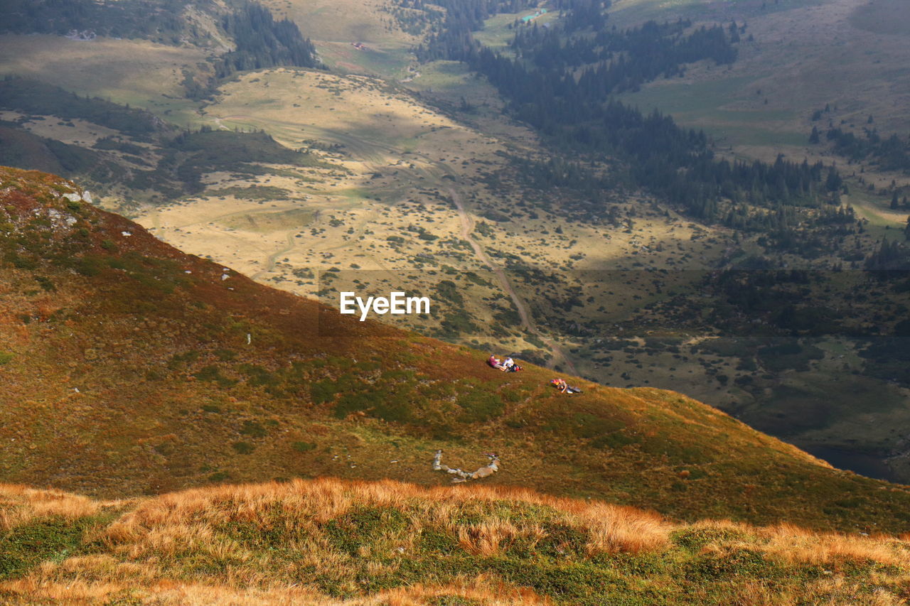 SCENIC VIEW OF LANDSCAPE AGAINST MOUNTAIN