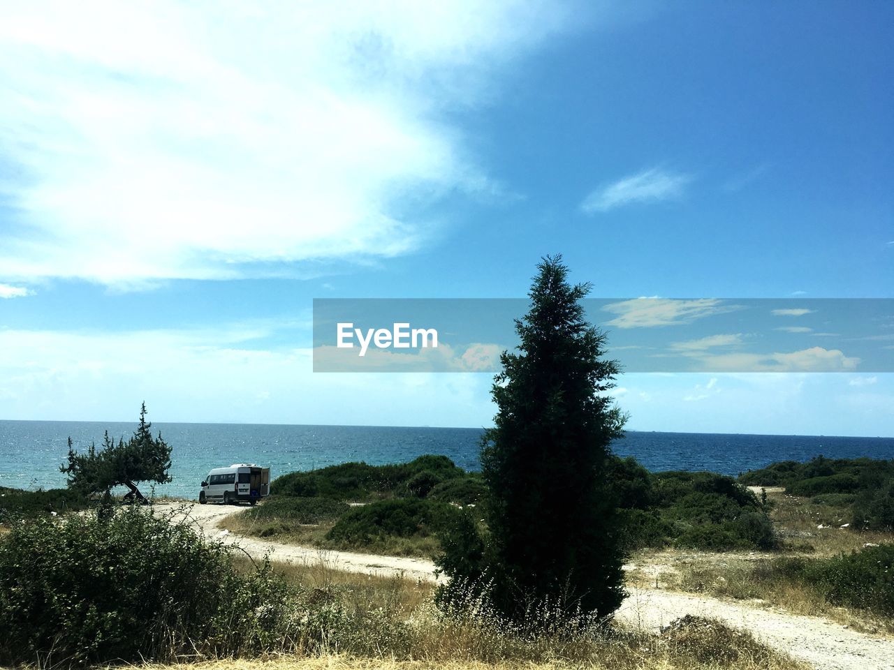 SCENIC VIEW OF SEA SHORE AGAINST SKY