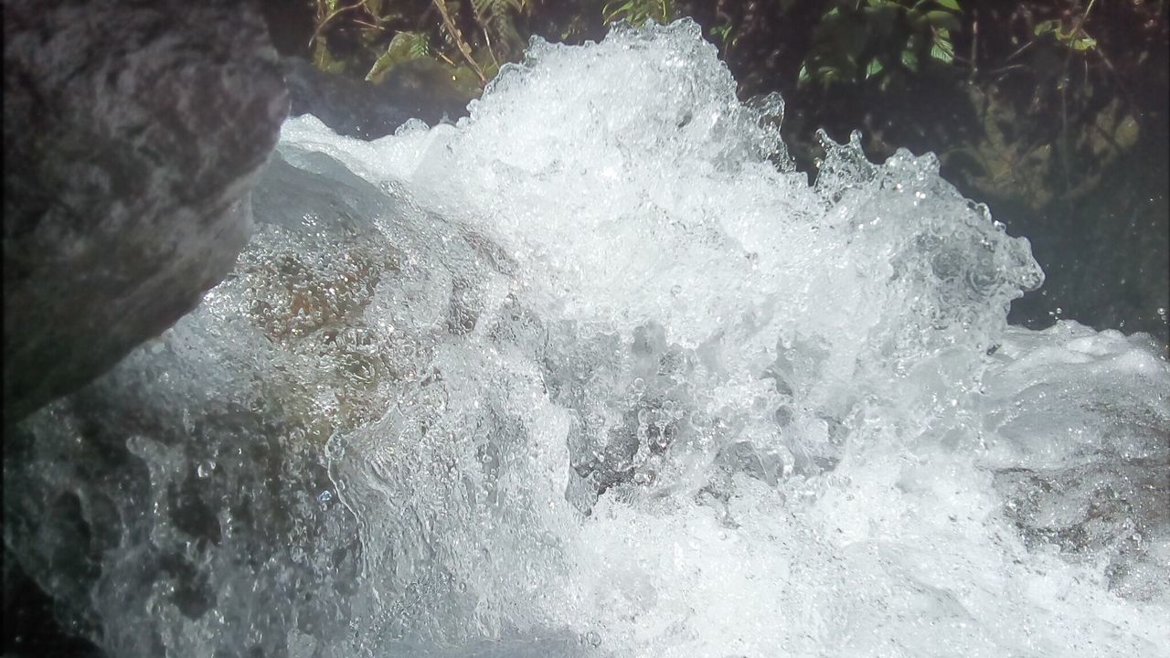 CLOSE-UP OF WATER FLOWING IN SHALLOW