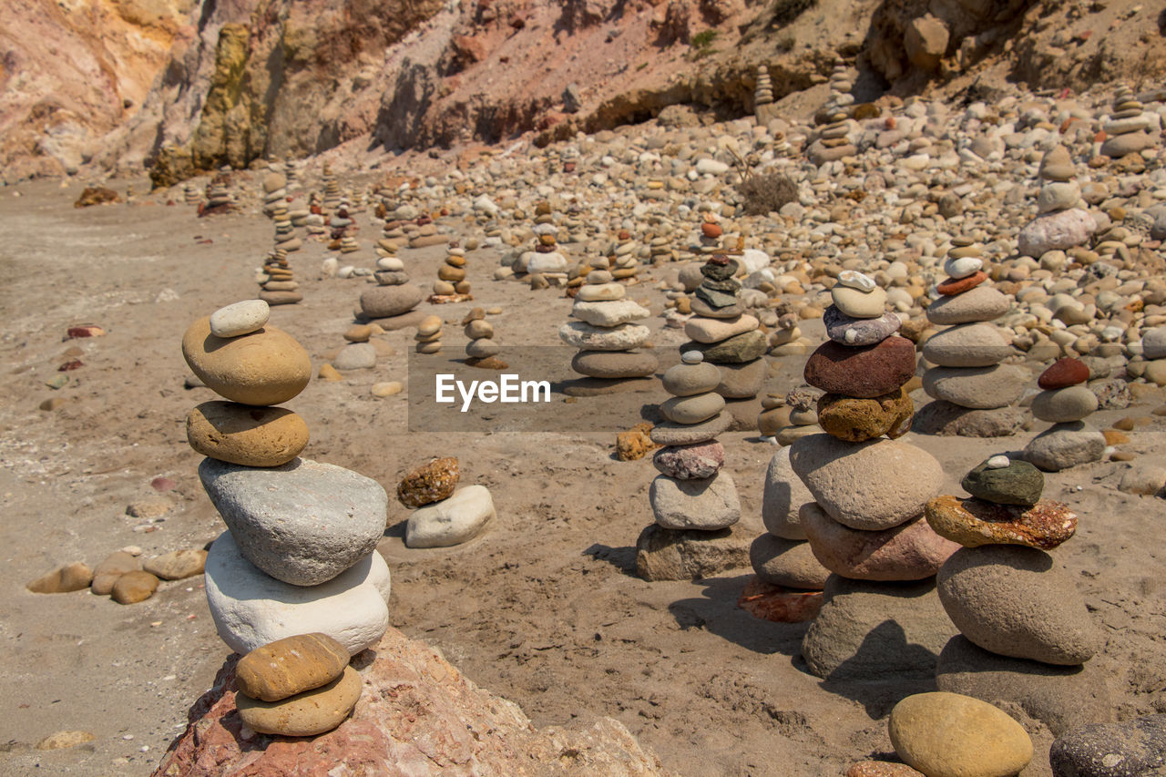 HIGH ANGLE VIEW OF PEBBLES ON LAND