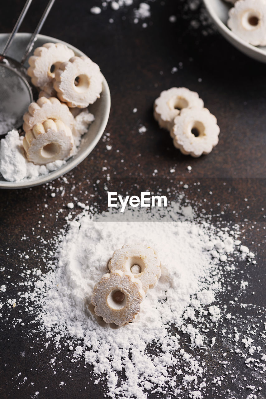 HIGH ANGLE VIEW OF COOKIES IN PLATE