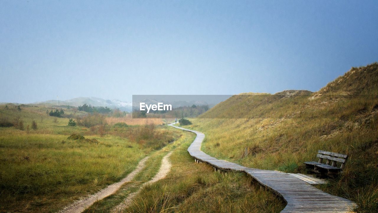 ROAD LEADING TOWARDS MOUNTAIN AGAINST SKY