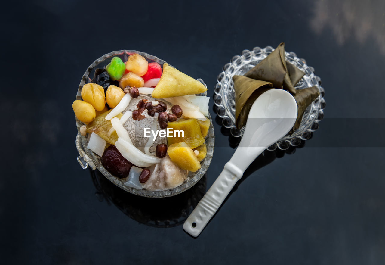 HIGH ANGLE VIEW OF ICE CREAM ON PLATE