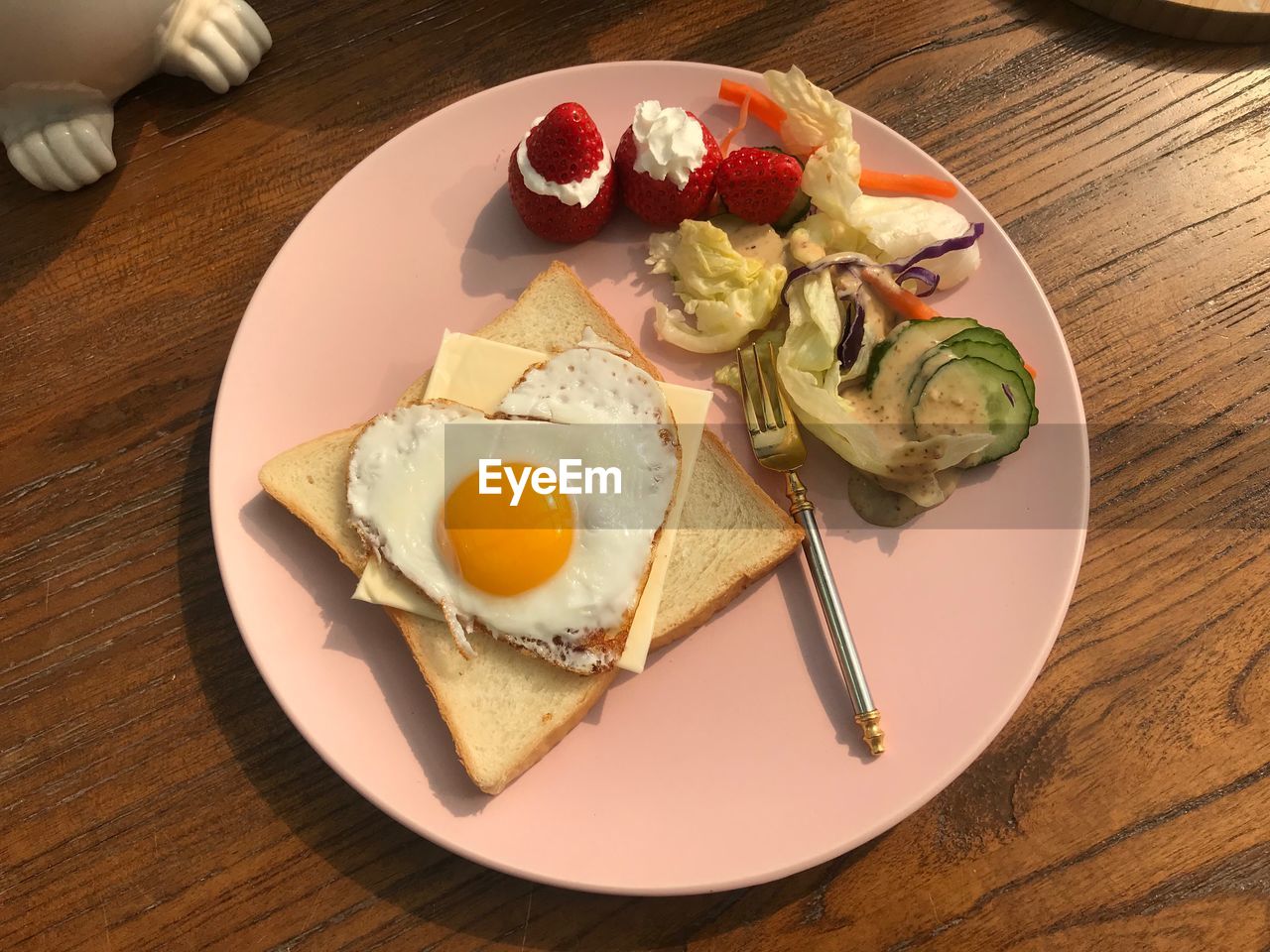 CLOSE-UP OF BREAKFAST SERVED ON PLATE