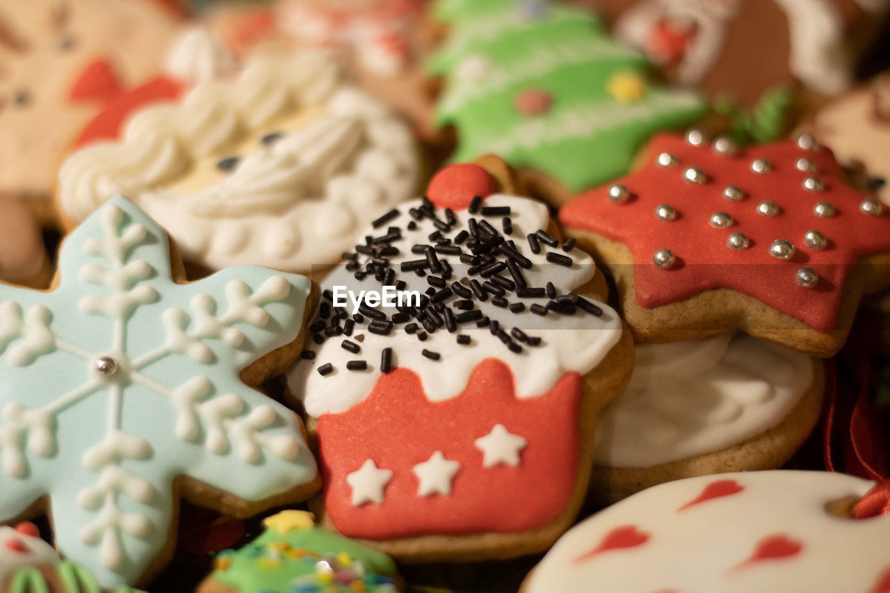 CLOSE-UP OF CAKE ON CHRISTMAS