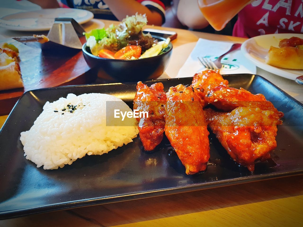 HIGH ANGLE VIEW OF FOOD IN PLATE