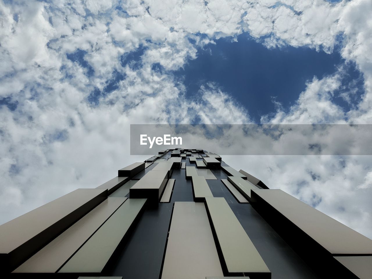 DIRECTLY BELOW SHOT OF MODERN BUILDING AGAINST SKY