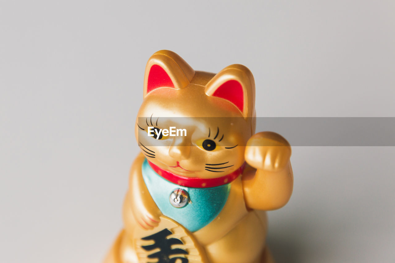 Maneki-neko figurine