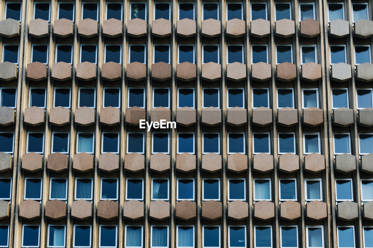 FULL FRAME SHOT OF BUILDING WINDOWS