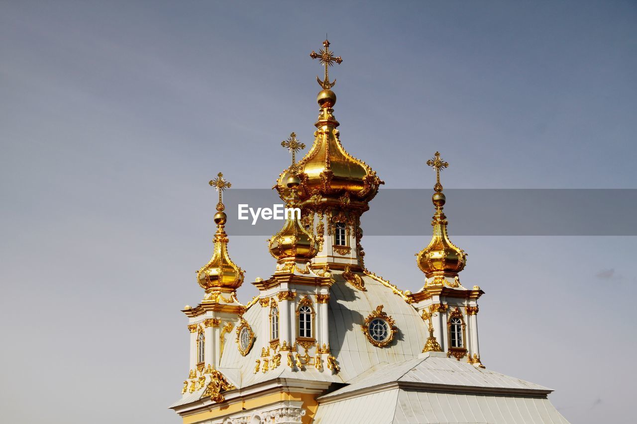 LOW ANGLE VIEW OF STATUE OF TEMPLE