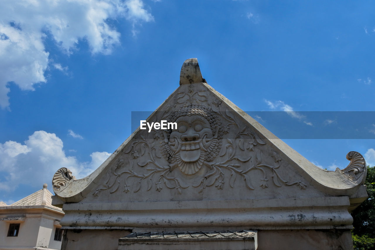 LOW ANGLE VIEW OF TEMPLE AGAINST SKY