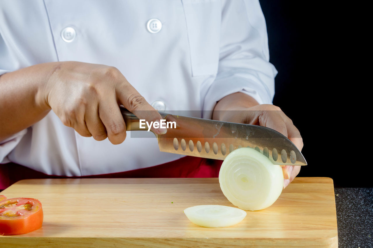 MIDSECTION OF MAN PREPARING FOOD