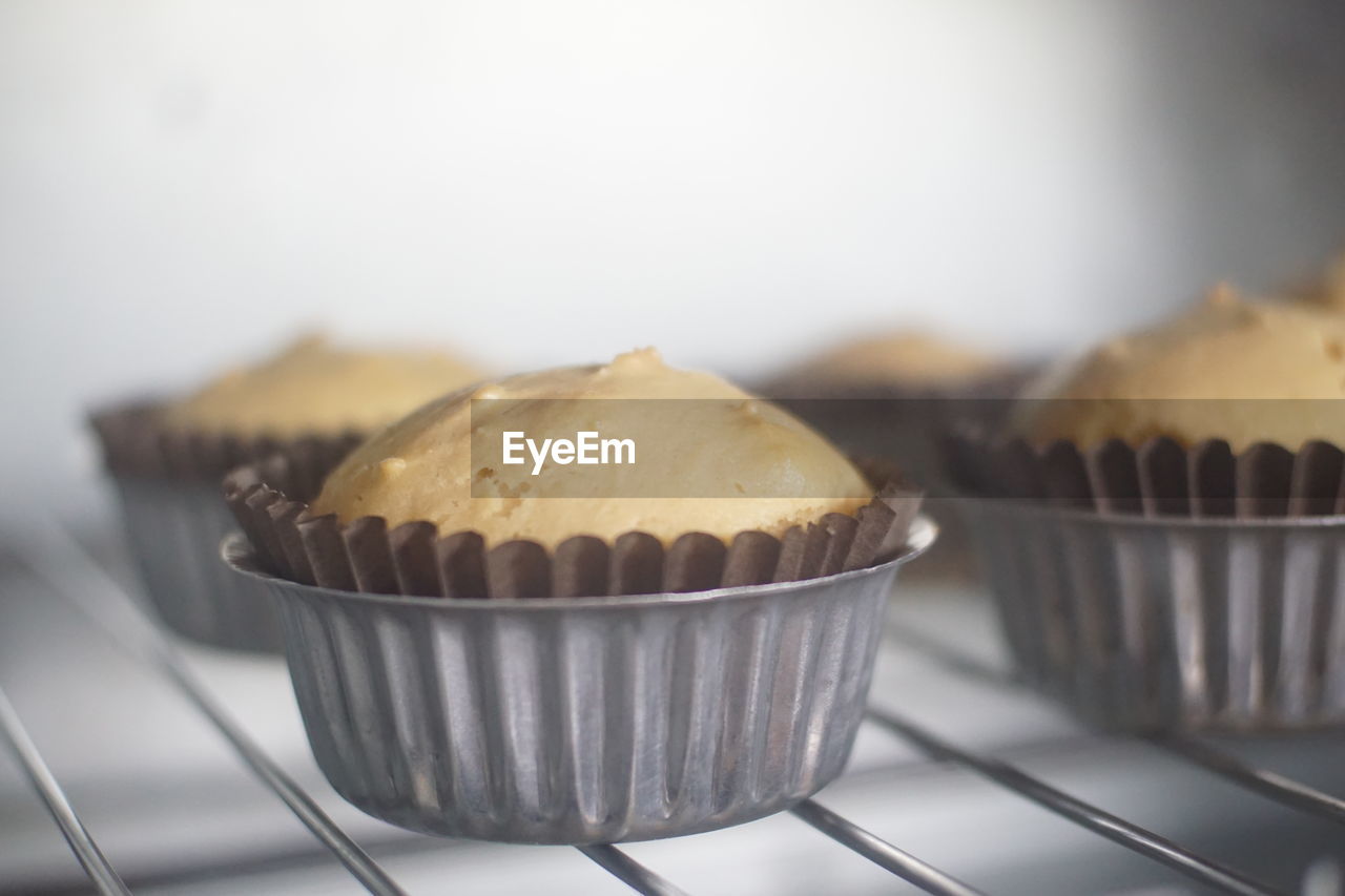 CLOSE-UP OF CUPCAKES ON PLATE