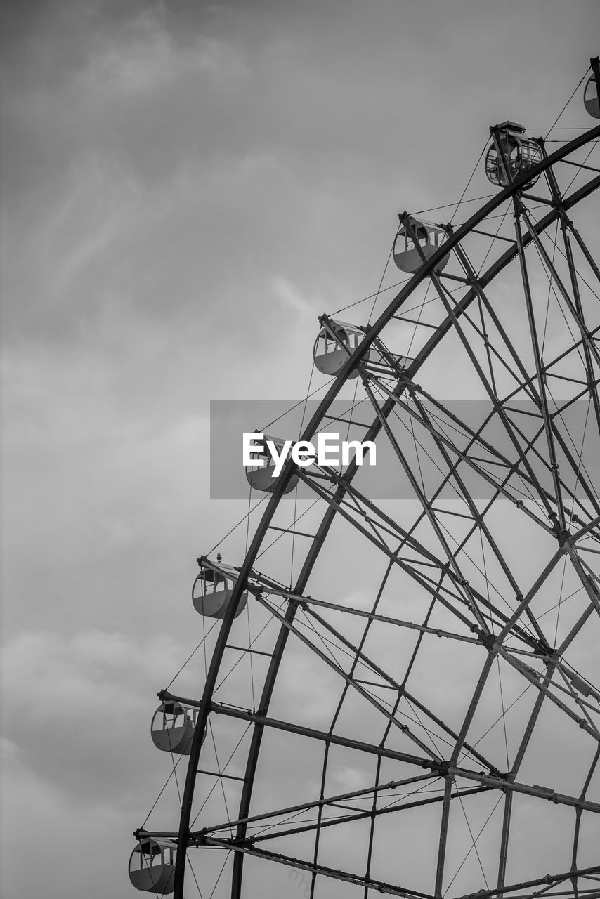 LOW ANGLE VIEW OF FERRIS WHEEL