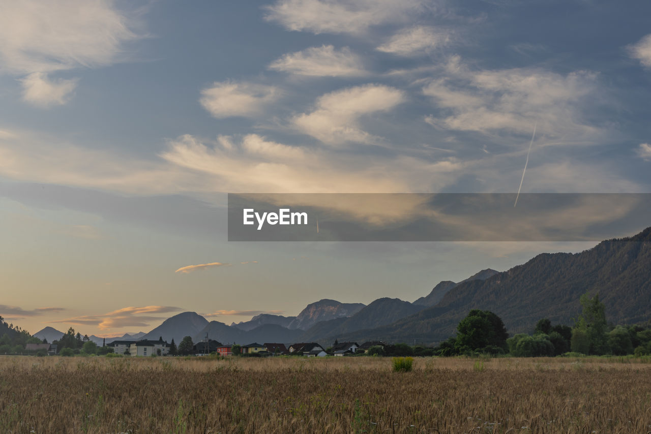 SCENIC VIEW OF AGRICULTURAL LANDSCAPE AGAINST SKY