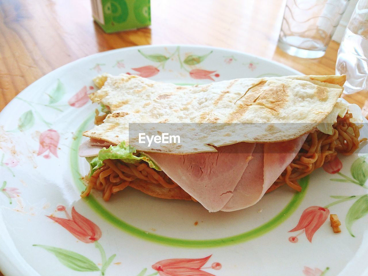 CLOSE-UP OF SANDWICH ON PLATE